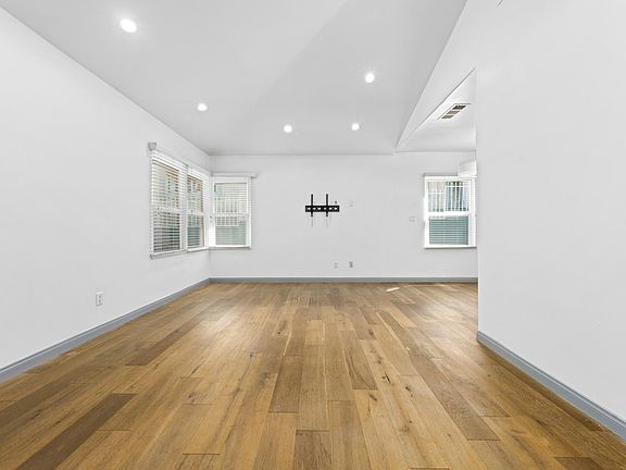 4th image of 5249 Satsuma Ave