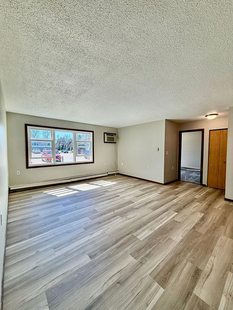 Valley South 1040 5th St SE — Photo 2