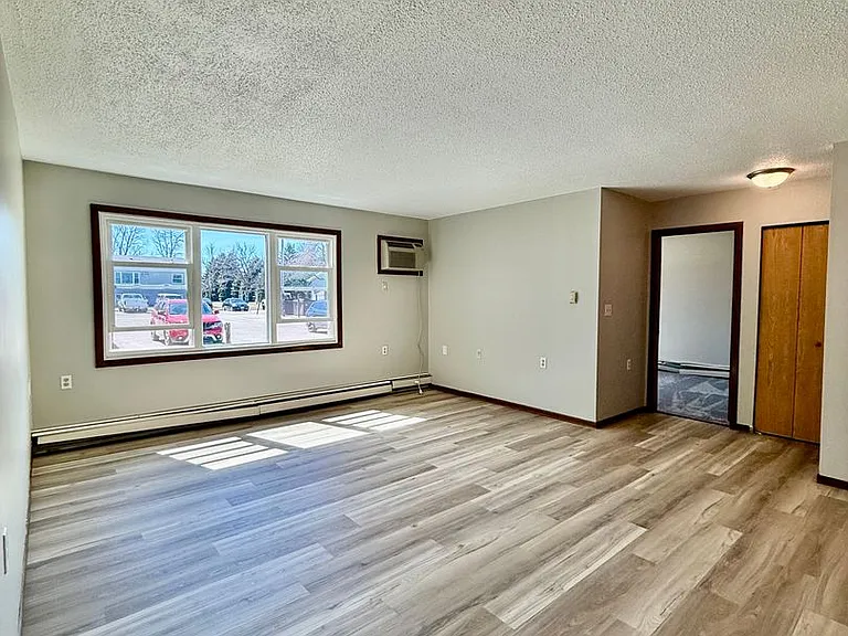 1040 5th St SE — Photo 2