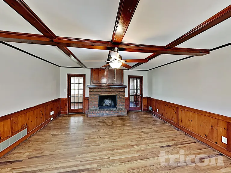 1606 Huntington Dr — Photo 2