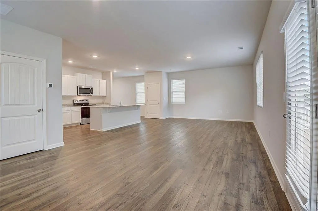 4 bed, 2.5 bath, 2174 sqft, $2,300 — Photo 4