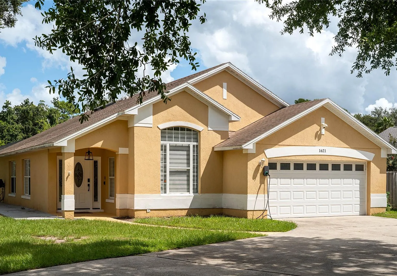 4 bed, 2.0 bath, 1931 sqft, $3,400 — Photo 1