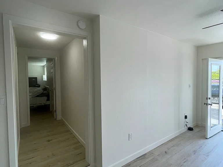736 S Broadway — Photo 14