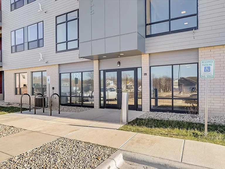 1120 N Windsor Ave — Photo 49
