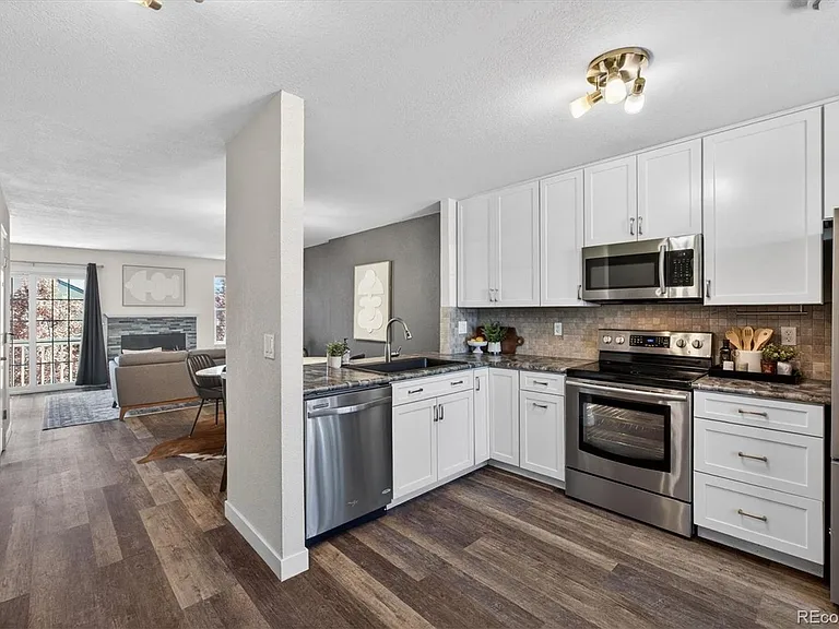 10537 W Maplewood Dr — Photo 2