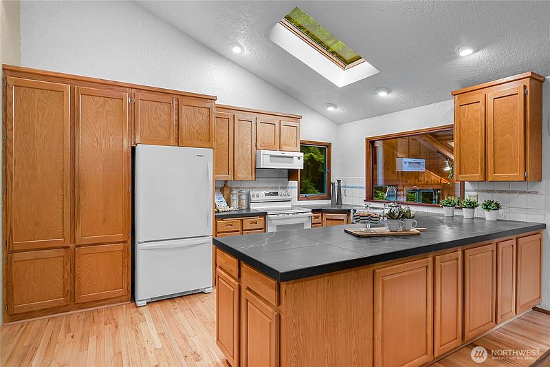 3rd image of 5009 Samish Way