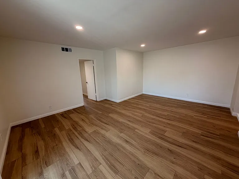 10500 La Reina Ave #E — Photo 9