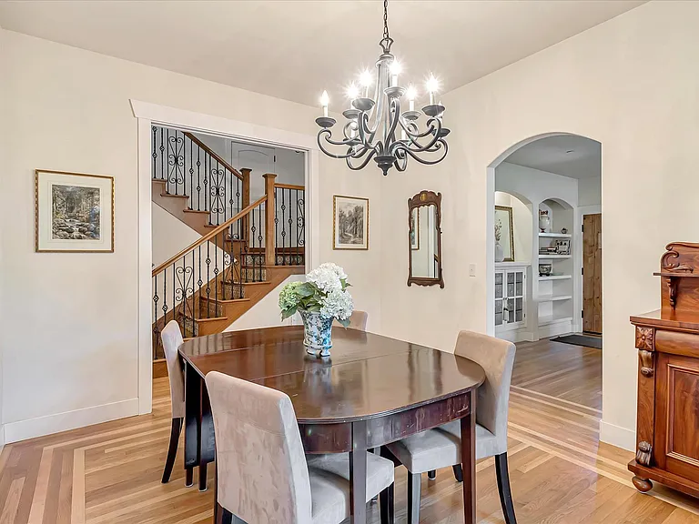 1568 Mariposa Ave — Photo 17
