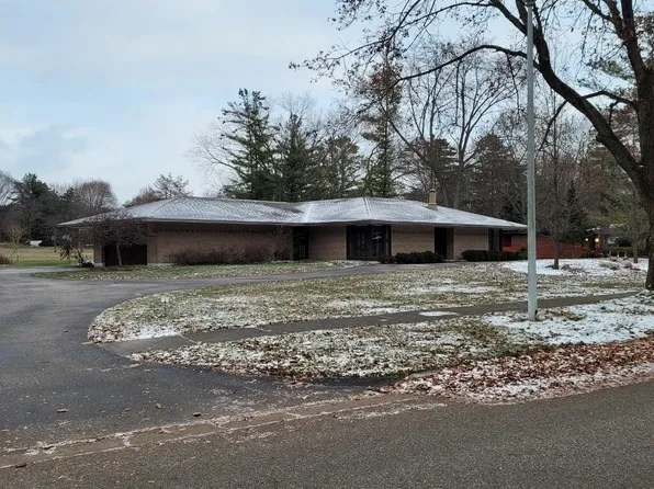 3302 Valley Dr, Midland, MI 48640