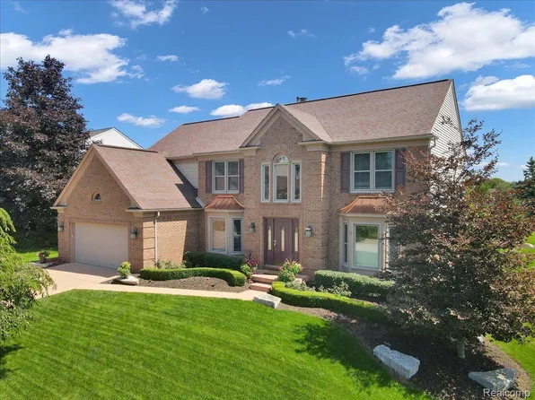 1682 Foresthill Dr, Rochester Hills, MI 48306