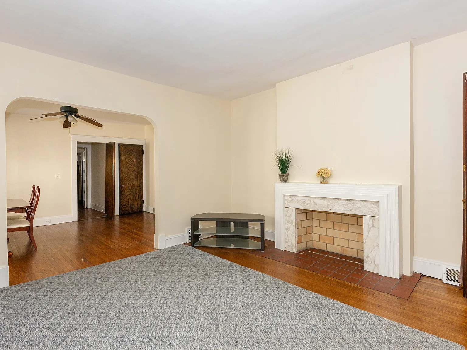 5 bed, 2100 sqft, $2,200 — Photo 2
