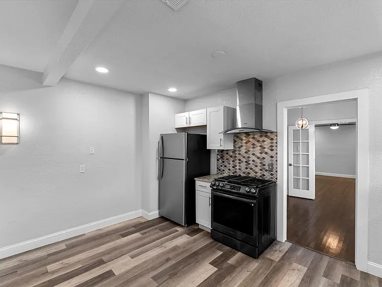 1119 Clinton St — Photo 15