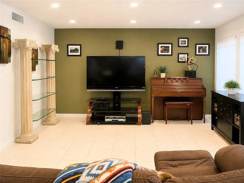 4 bed, 2.5 bath, 1647 sqft, $4,600 — Photo 4
