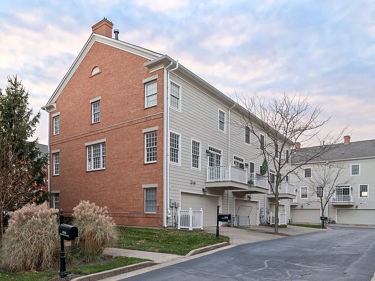 2068 Broughton St — Photo 46