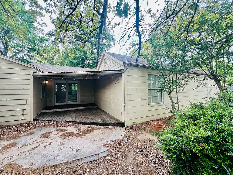 2101 Westchester Dr — Photo 8