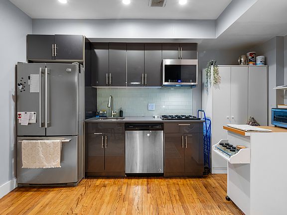 5th image of 326 W 45th St #1