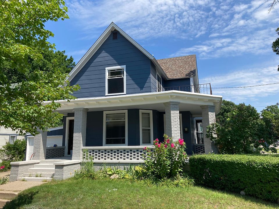 Shared front porch and entry to Unit 2