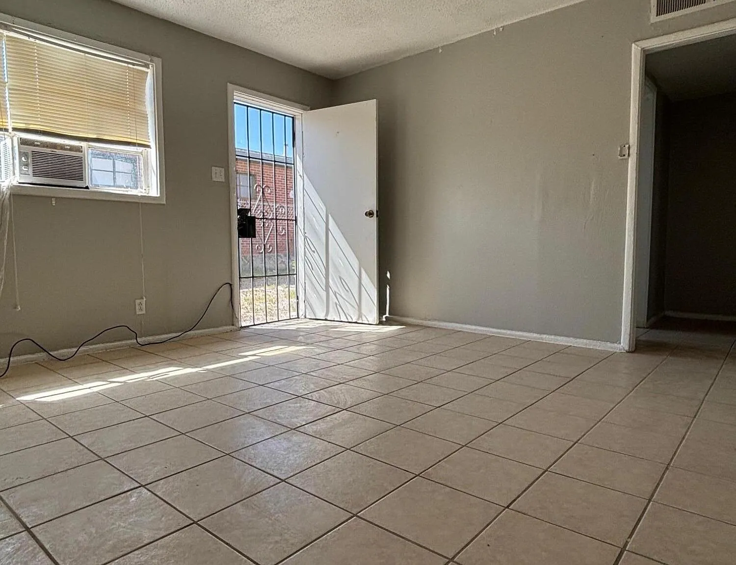 3906 Harrison Ave — Photo 4