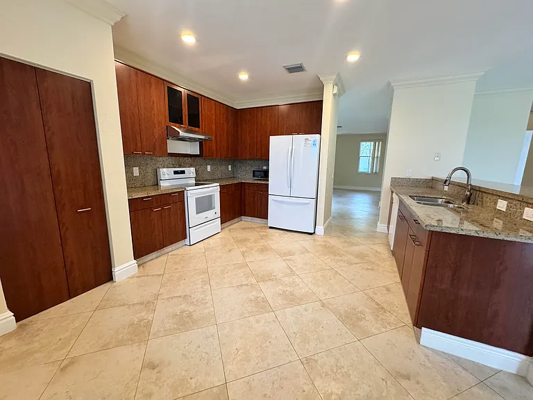 898 Tulip Cir — Photo 13