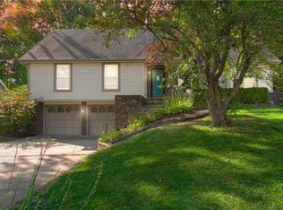 9803 NW Hampton Woods Dr, Parkville, MO 64152