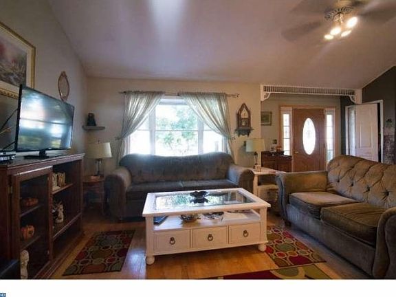 4th image of 211 Salvia St