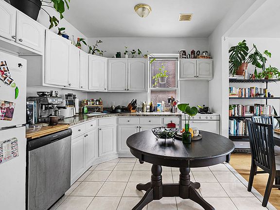 4th image of 221 Montrose Ave APT 3