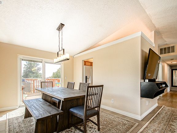 3rd image of 608 E Foothills Dr