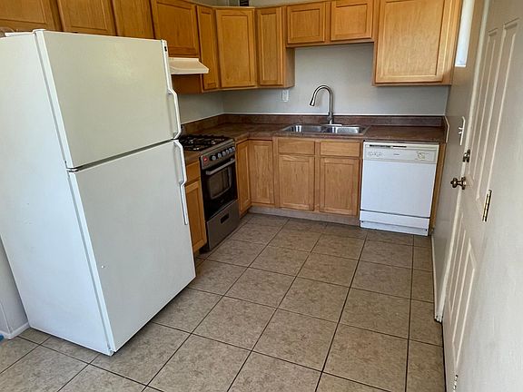 3rd image of 1126 E Blacklidge Dr #106