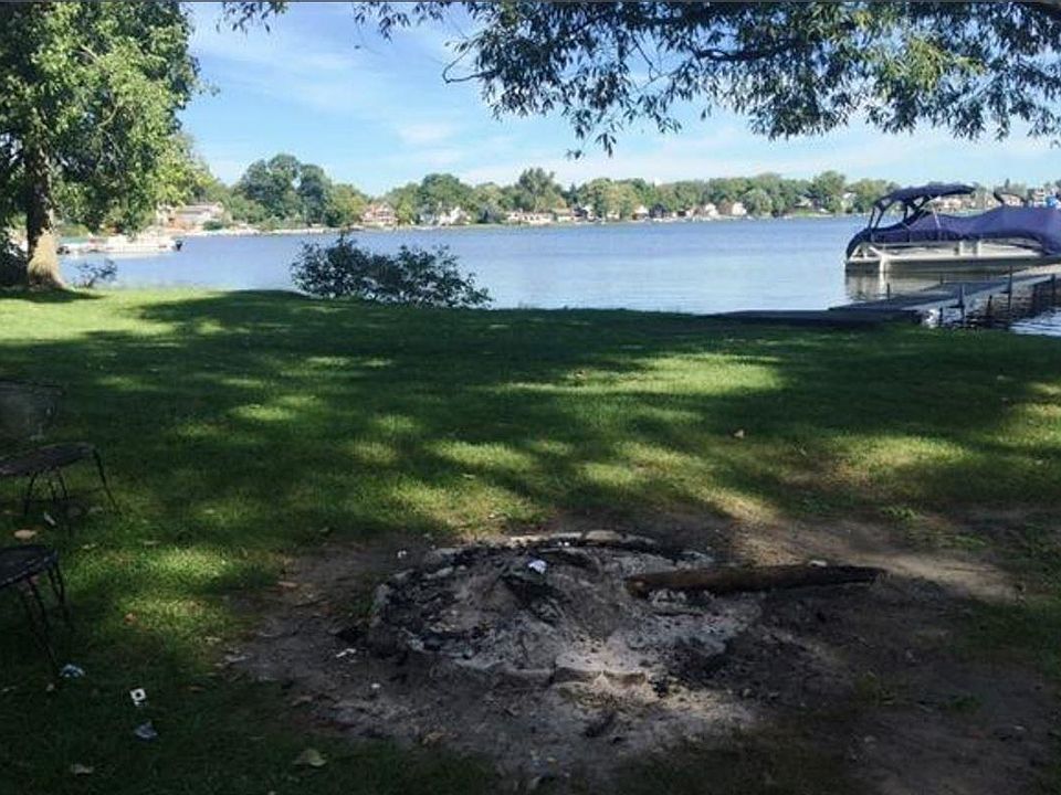 Lake front living at 50 ft from Walled Lake,beautiful view