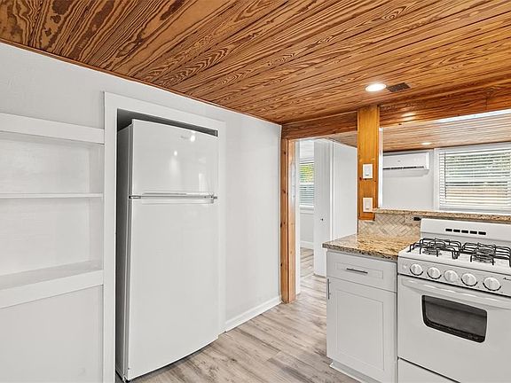 3rd image of 1027 17th St N #C