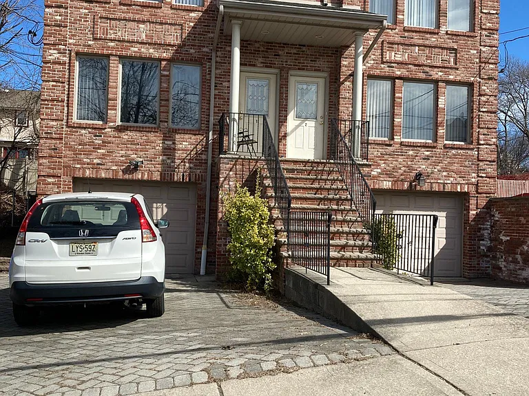 Broad Ave — Photo 1