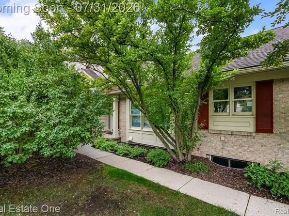 7383 Simsbury Dr, West Bloomfield, MI 48322