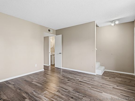 3rd image of 940 Manor Mall