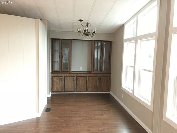 3rd image of 21201 NE 58th St