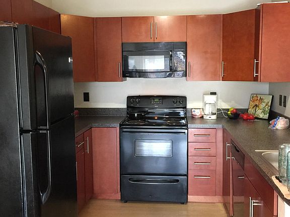 Very nice kitchen with plenty of storage