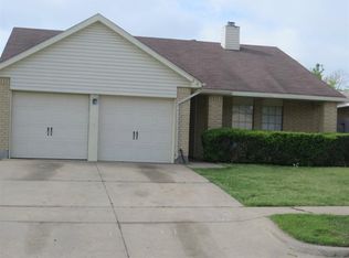 216 Valley Spring Dr, Arlington, TX 76018