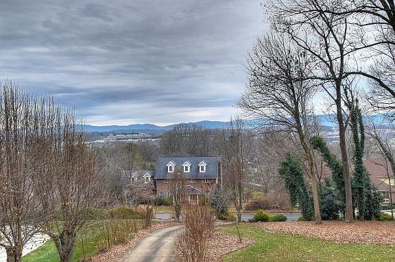 4th image of 2004 Millbrook Dr