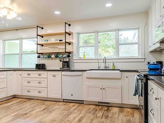 3rd image of 5 Abingdon Ln