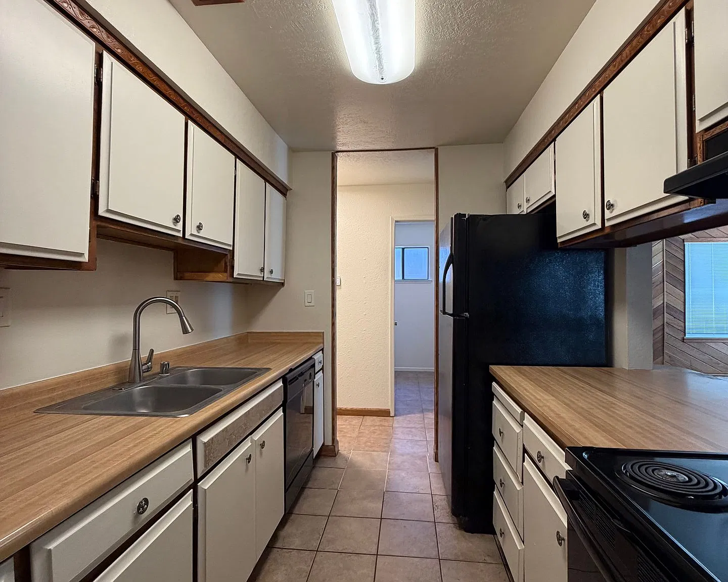 Cute 2 Bedroom Half-Plex With Private Yard! — Photo 2