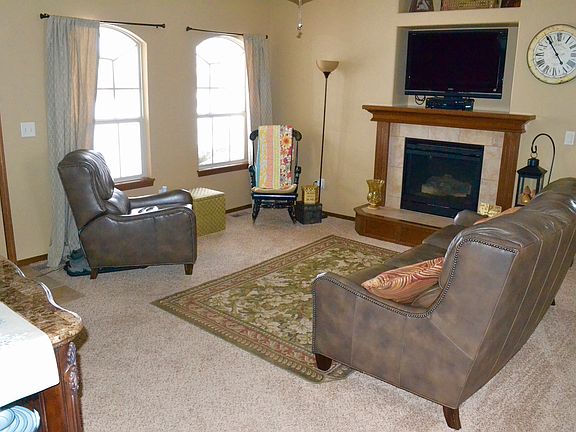 Gas fireplace in LR
