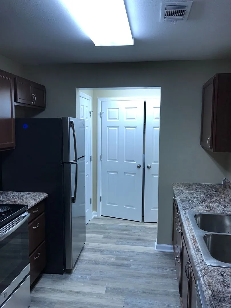Why rent an apartment, when you can live in a house? Now Available for August 2027!! — Photo 4