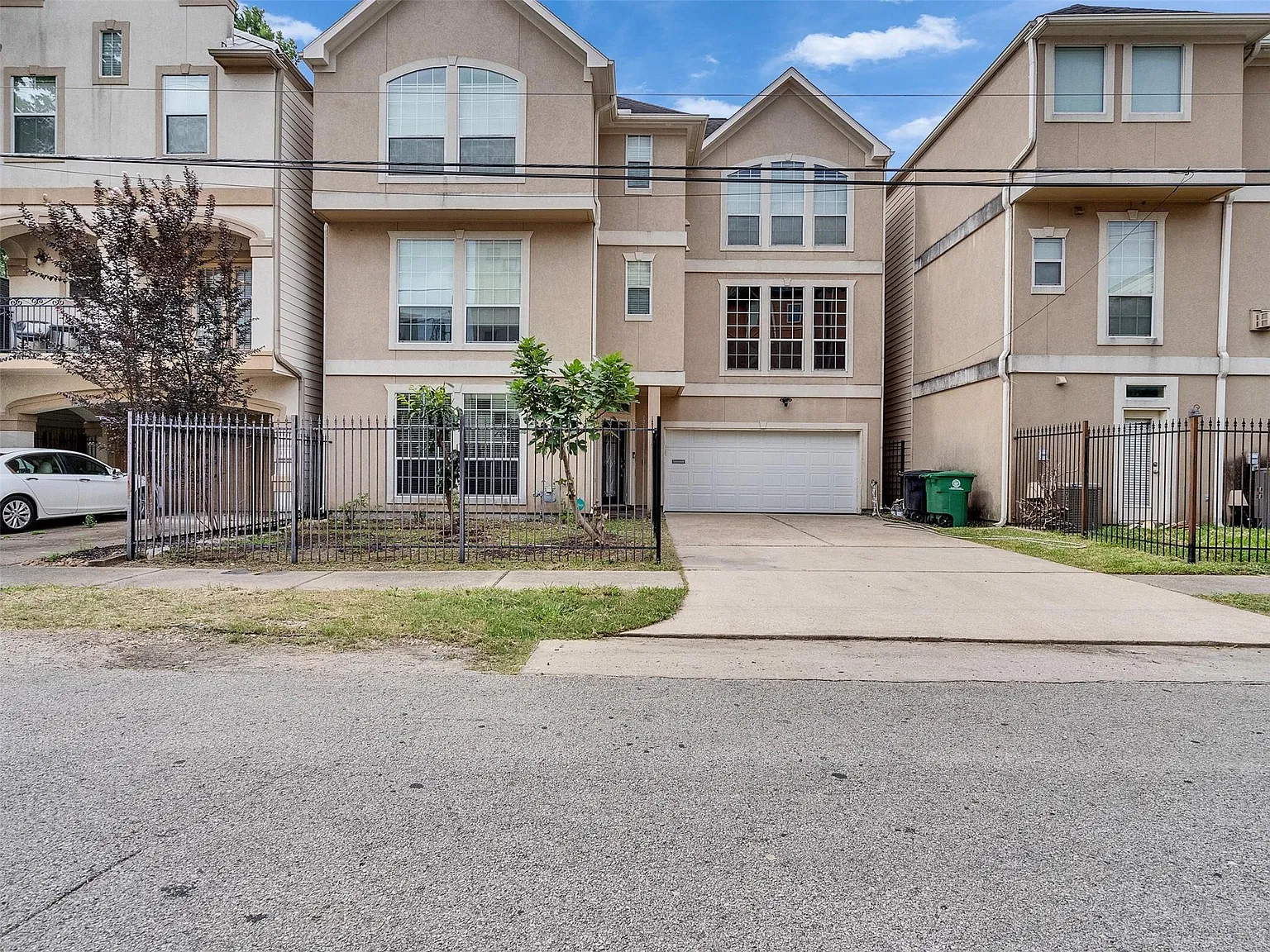3 bed, 3.5 bath, 2617 sqft, $2,900 — Photo 2