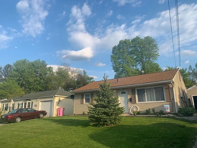 186 Whittier Rd — Photo 1