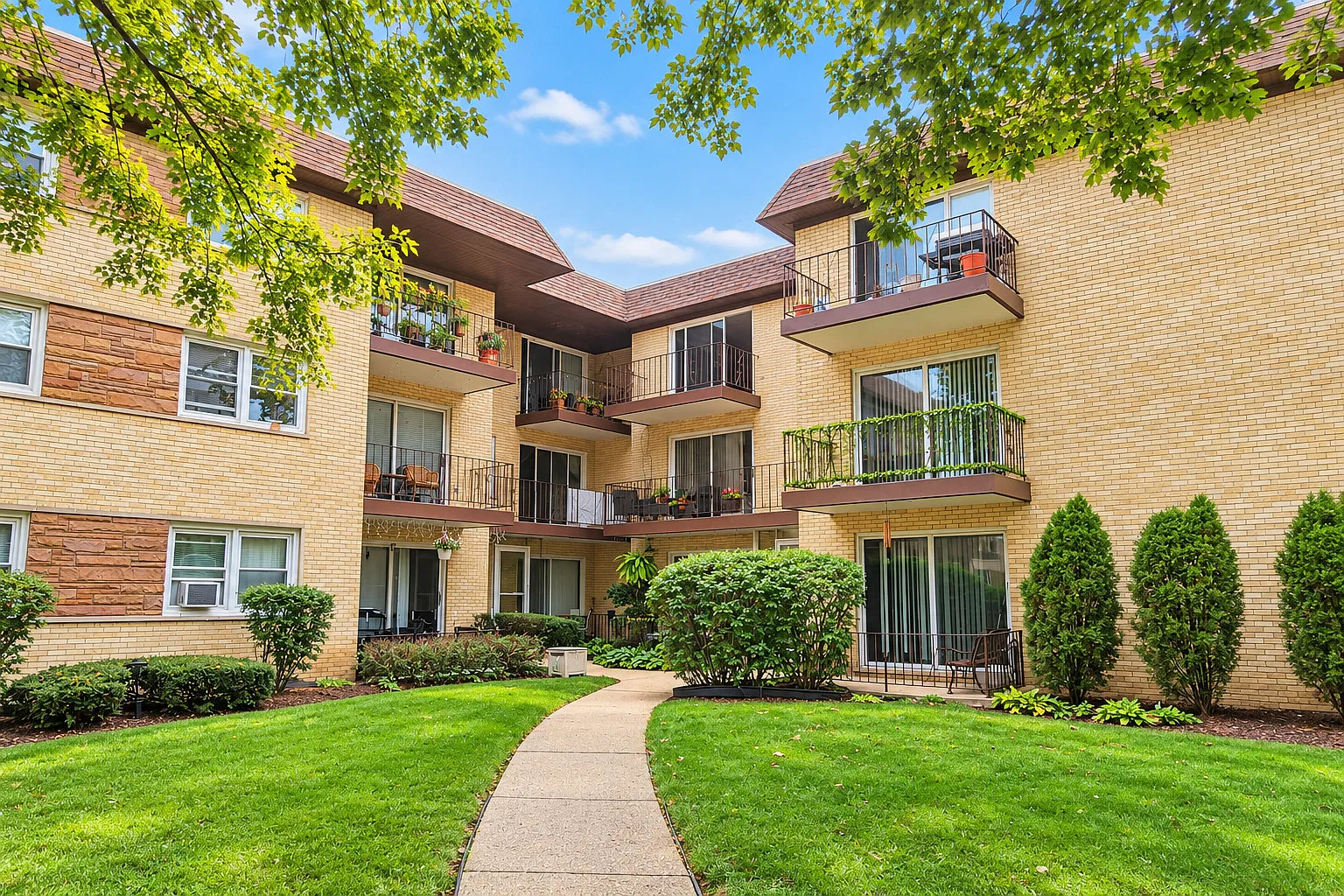 2 bed, 1.5 bath, 1000 sqft, $2,000 — Photo 1
