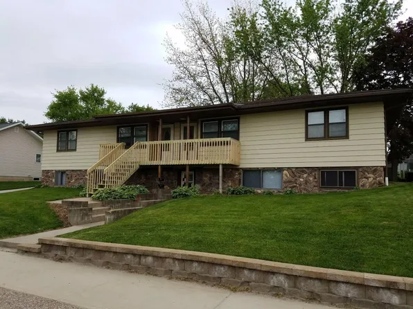 202 1st St E, Stewartville, MN 55976