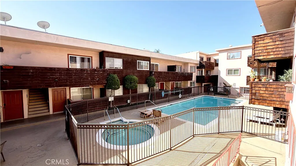 2 bed, 905 sqft, $2,600 — Photo 2