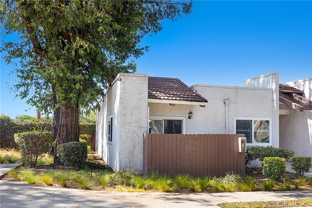 2 bed, 986 sqft, $3,200 — Photo 3