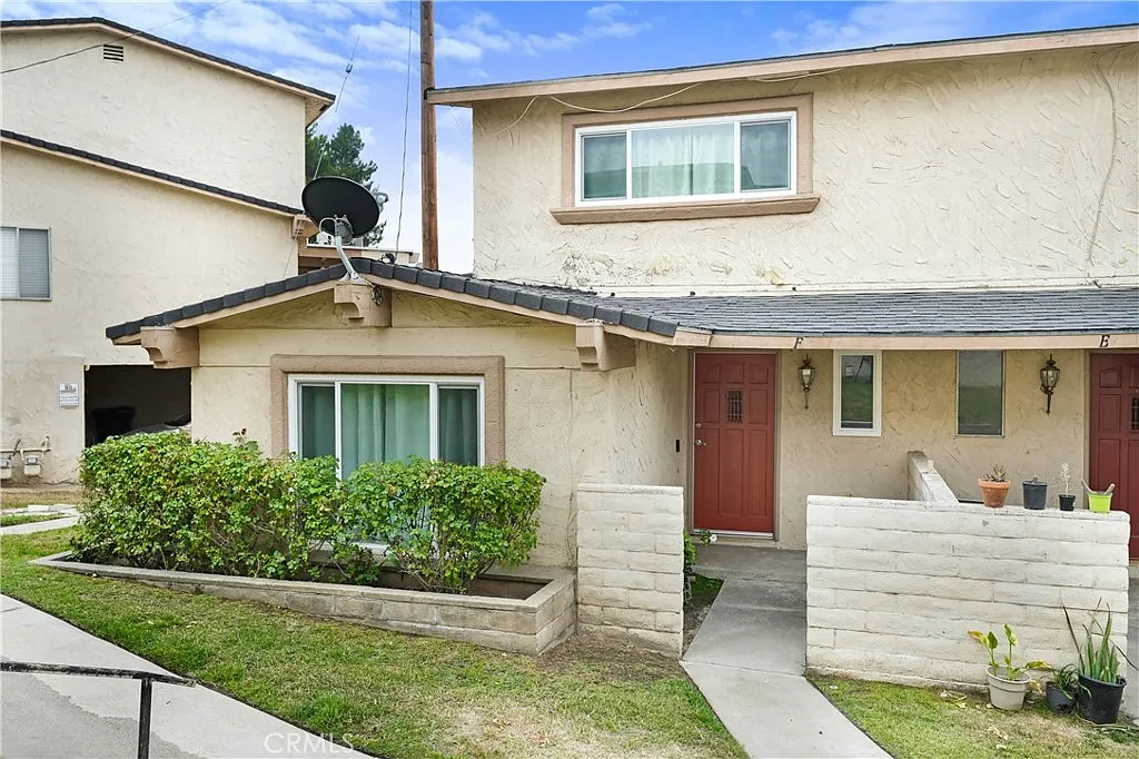 2 bed, 1.5 bath, 966 sqft, $2,100 — Photo 1