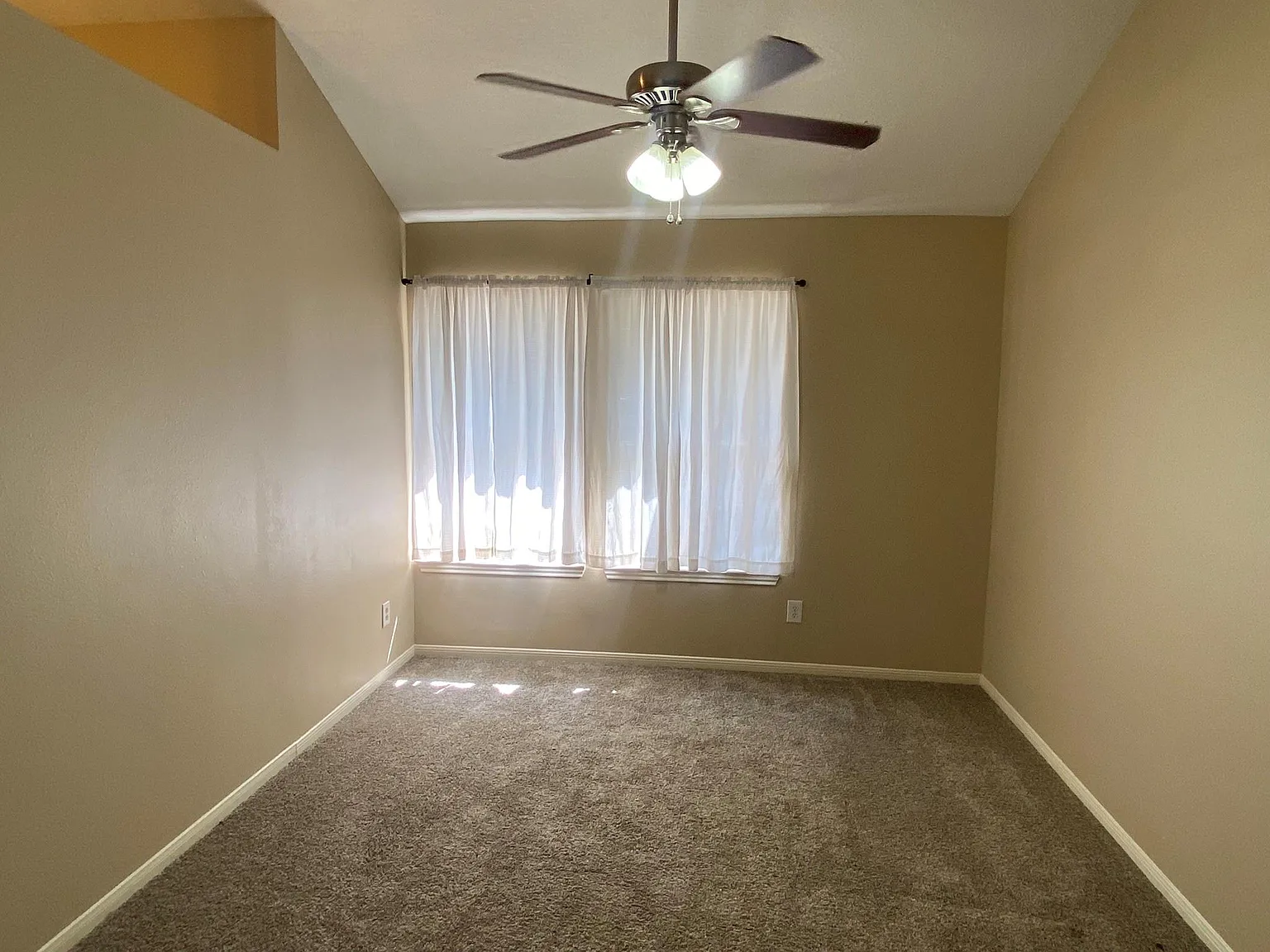 4 bed, 2.0 bath, 1703 sqft, $1,900 — Photo 3