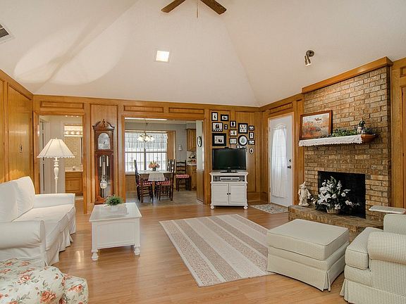 2nd image of 1016 Willowbrook Trl